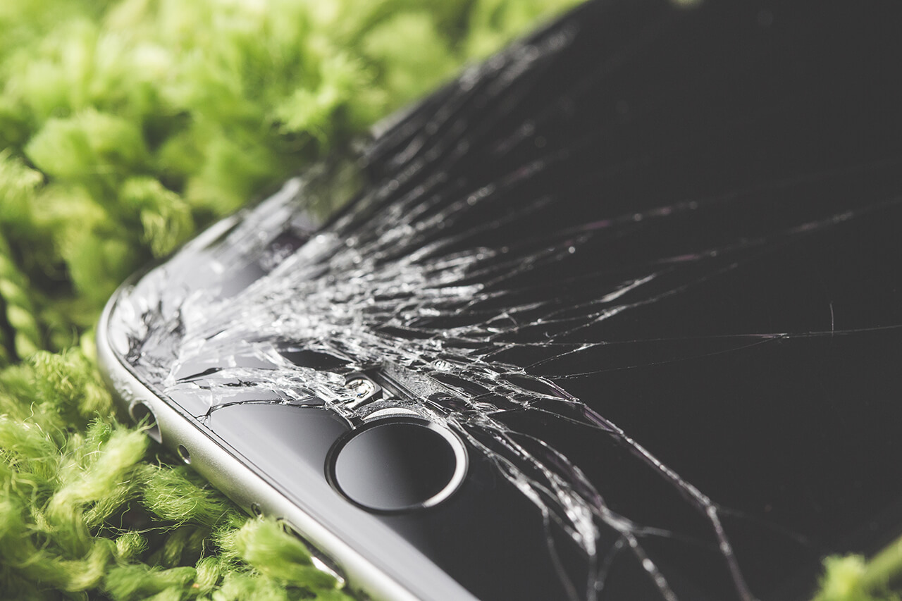 dropped-iphone-6-with-cracked-screen-close-up-picjumbo-com(1)